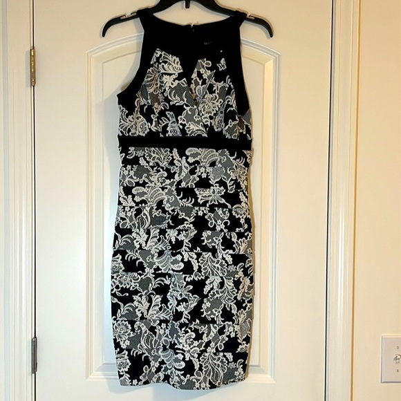 White House Black Market Dresses & Skirts - White House Black Market Instantly Slimming Black White Sleeveless Dress Size 6